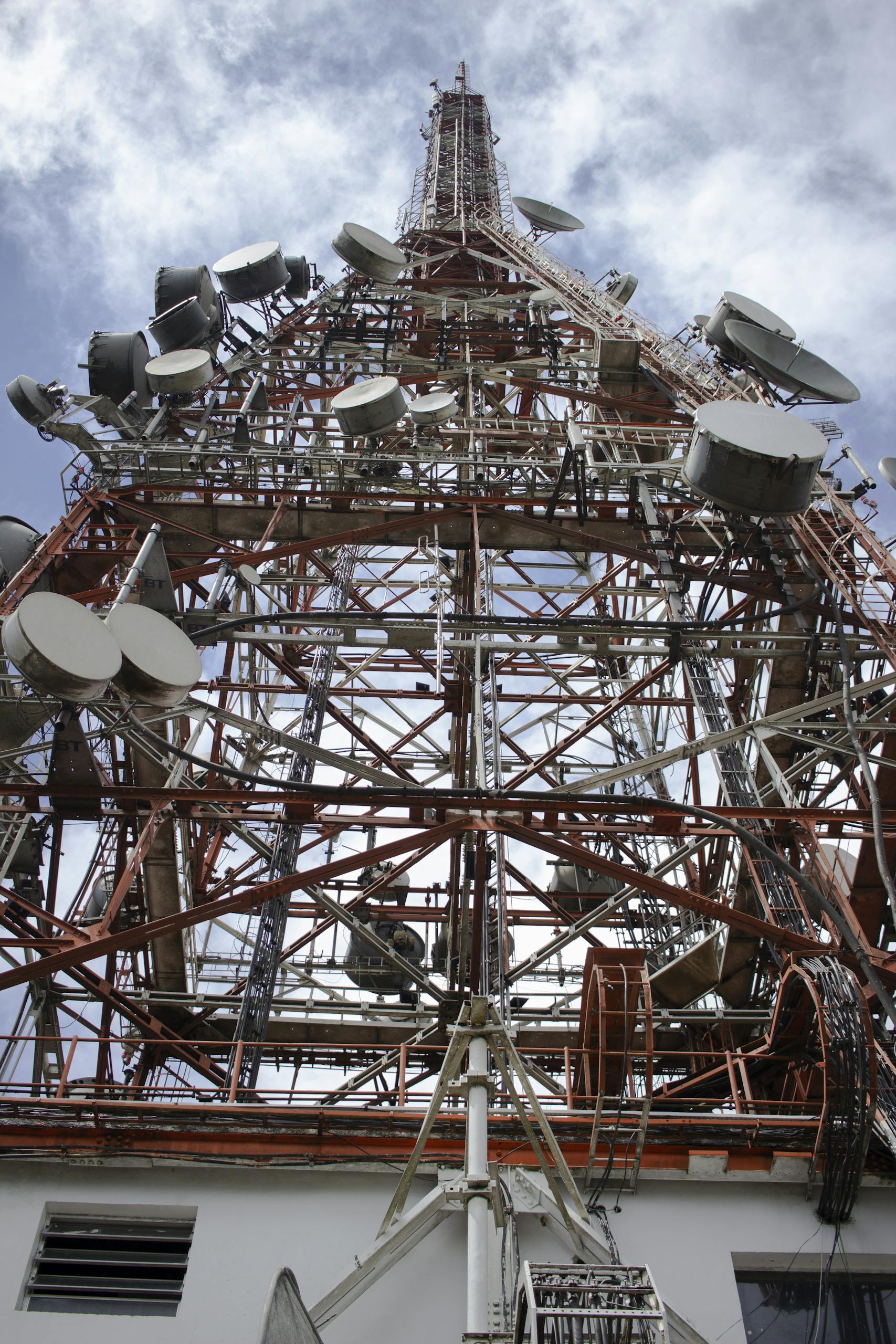 Close-up of a telecommunication tower in São Paulo, highlighting its metal structure and satellite dishes.